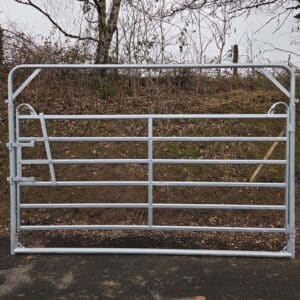 Porte sur arche avec cadre de porte ajustable en hauteur - Double verrouillage sécurisé - Hauteur partie porte 1m60 du sol à la dernière traverse horizontal - Hauteur total de passage jusqu'à 2m44 et 3m04 de largeur - Charnière haute résistance longue durée de vie - Adaptée pour chevaux et bovins