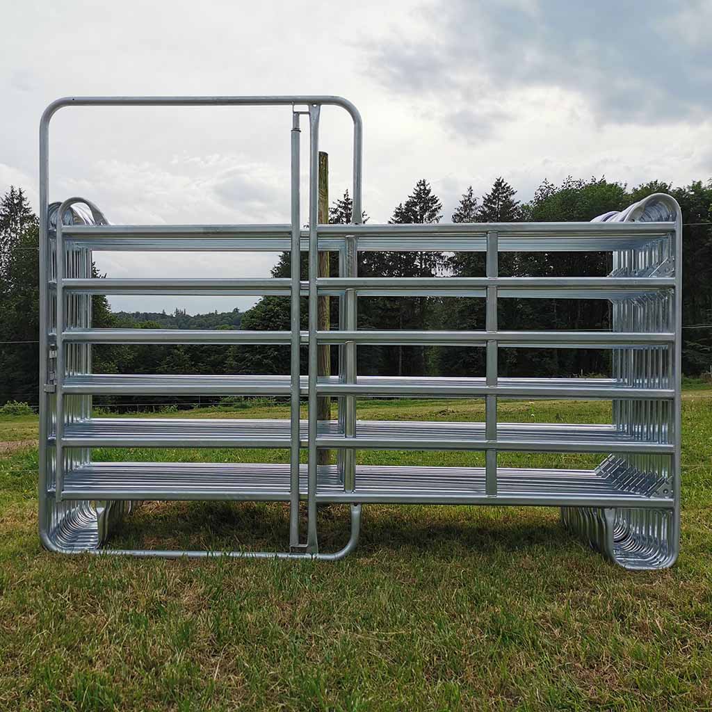 Parc de contention équins ou bovins composé de 13 barrières de 3m x 1m60 de haut ainsi que d’une barrière avec porte. Réalisé en acier galvanisé à chaud. Tube ovale de 50x30x1,5mm Chainettes et manilles de fixation comprises