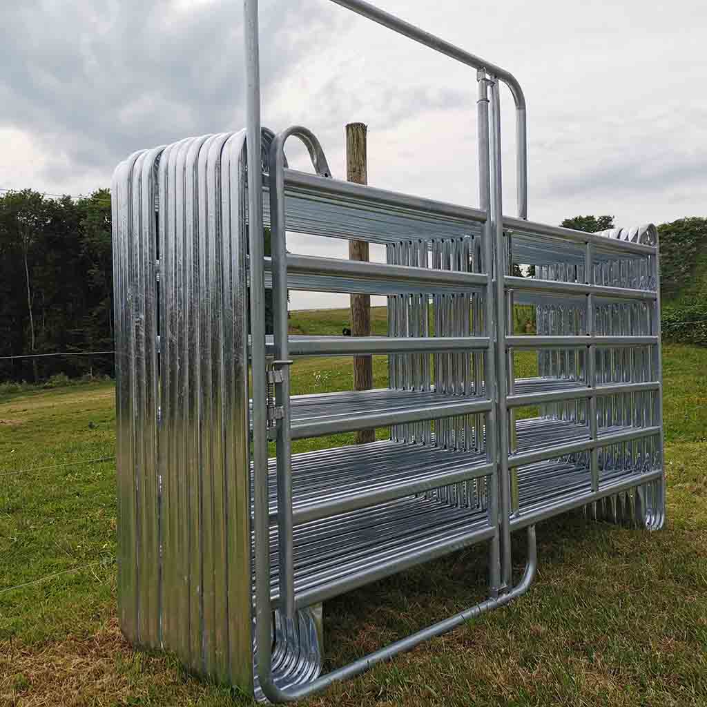 Parc de contention équins ou bovins composé de 13 barrières de 3m x 1m60 de haut ainsi que d’une barrière avec porte. Réalisé en acier galvanisé à chaud. Tube ovale de 50x30x1,5mm Chainettes et manilles de fixation comprises