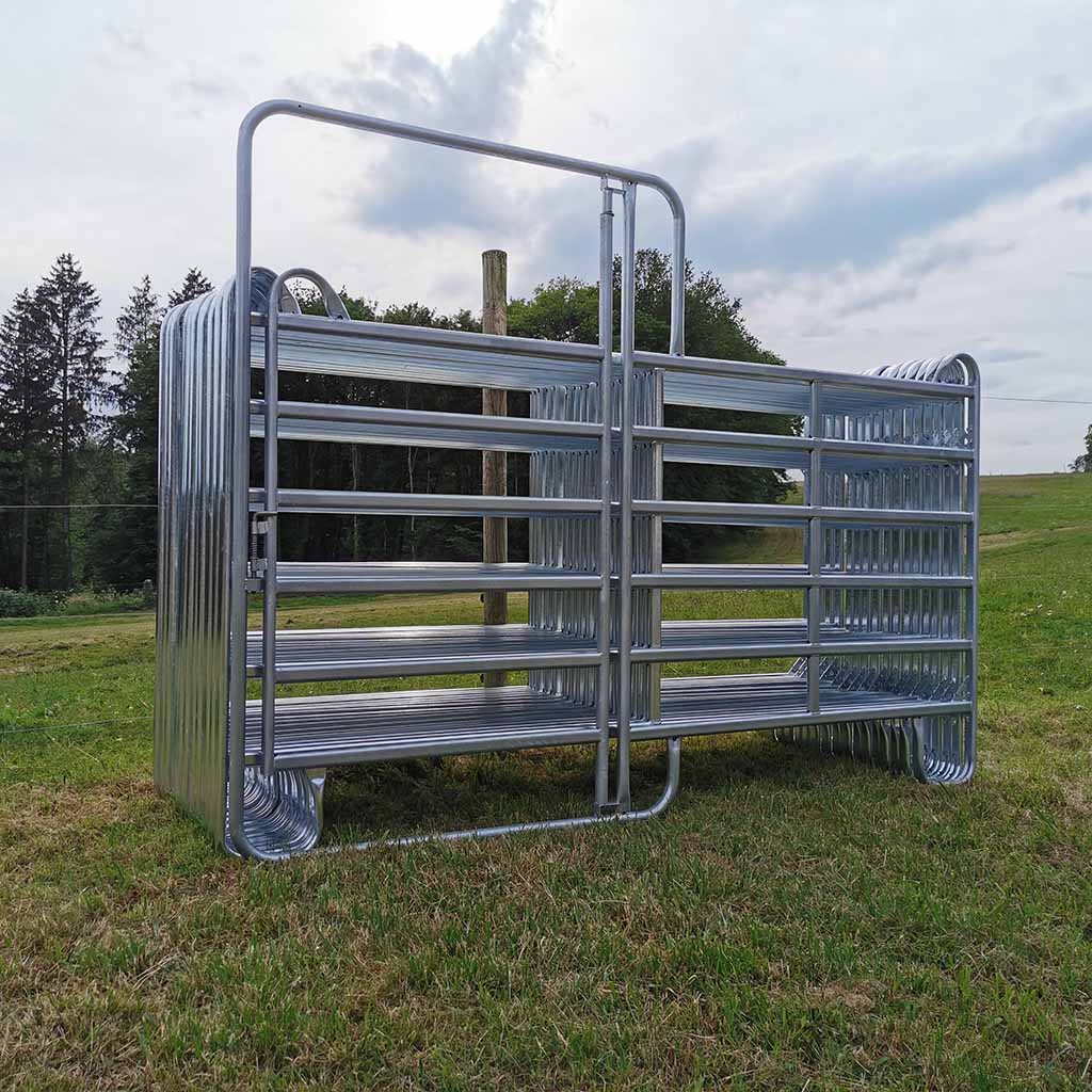 Parc de contention équins ou bovins composé de 17 barrières de 3m x 1m60 de haut ainsi que d’une barrière avec porte. Réalisé en acier galvanisé à chaud. Tube ovale de 50x30x1,5mm Chainettes et manilles de fixation comprises.