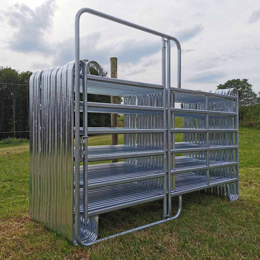 Parc de contention équins ou bovins composé de 17 barrières de 3m x 1m60 de haut ainsi que d’une barrière avec porte. Réalisé en acier galvanisé à chaud. Tube ovale de 50x30x1,5mm Chainettes et manilles de fixation comprises.