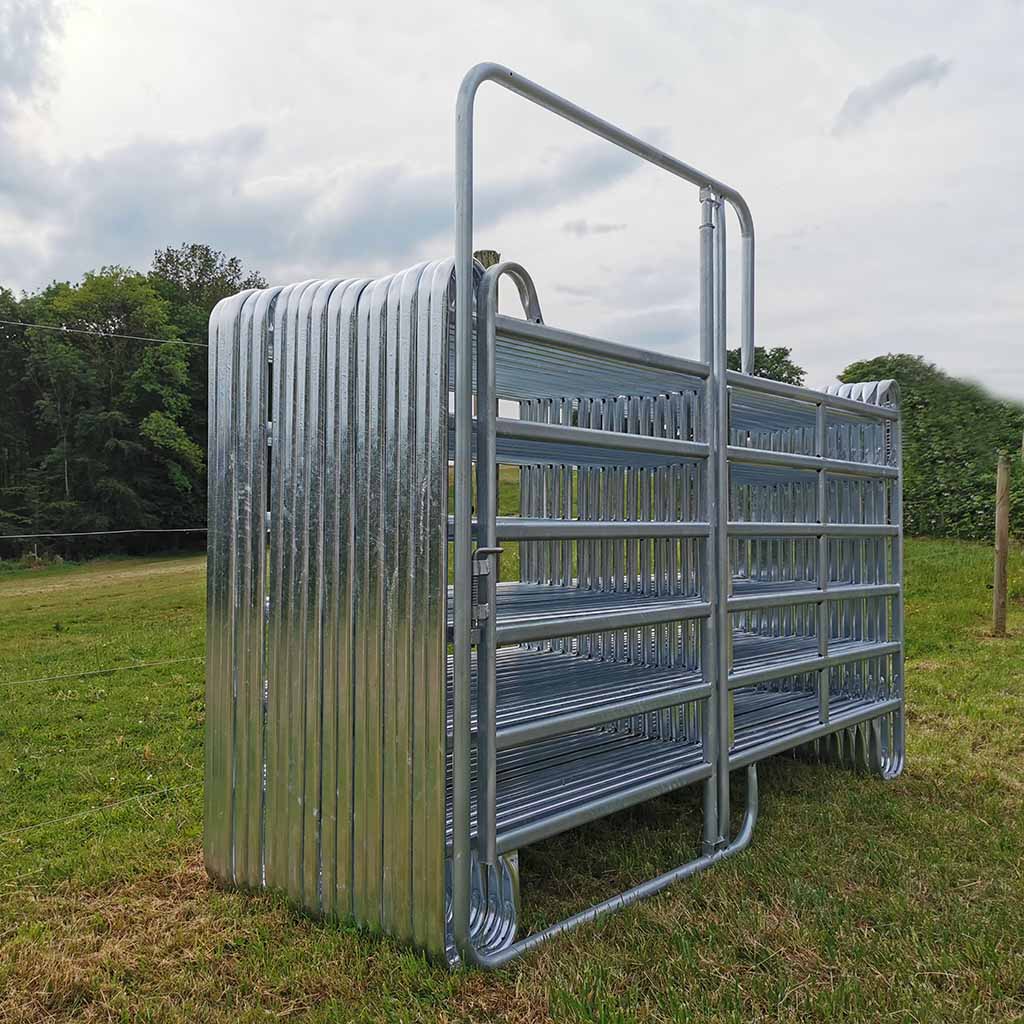 Parc de contention équins ou bovins composé de 17 barrières de 3m x 1m60 de haut ainsi que d’une barrière avec porte. Réalisé en acier galvanisé à chaud. Tube ovale de 50x30x1,5mm Chainettes et manilles de fixation comprises.