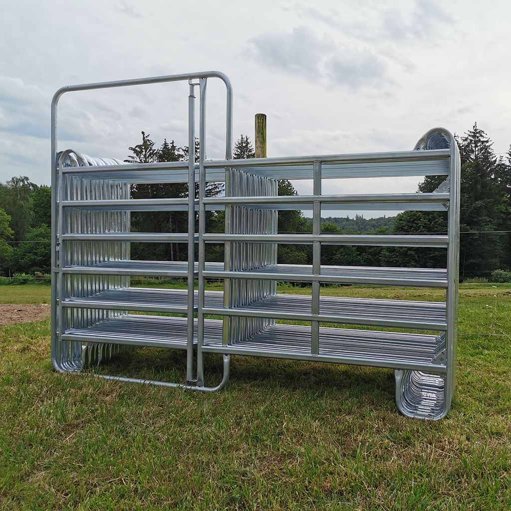 Parc de contention équins ou bovins composé de 17 barrières de 3m x 1m60 de haut ainsi que d’une barrière avec porte. Réalisé en acier galvanisé à chaud. Tube ovale de 50x30x1,5mm Chainettes et manilles de fixation comprises.