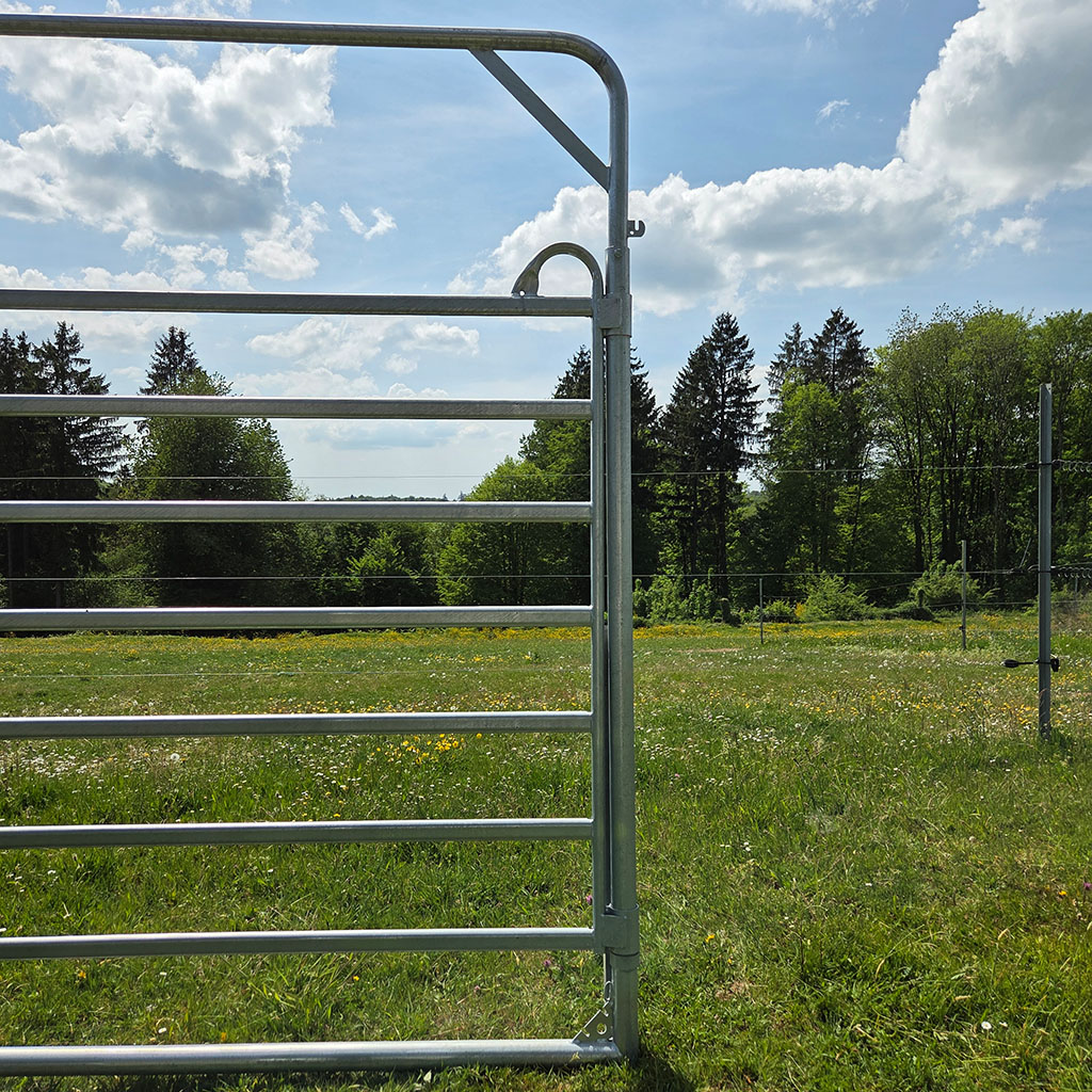 Porte sur arche avec cadre de porte ajustable en hauteur - 1m80 de haut partie barrière - Double verrouillage - Charnières haute résistance longue durée de vie - Passage jusqu'à 2m88 de haut et 3m04 de largeur