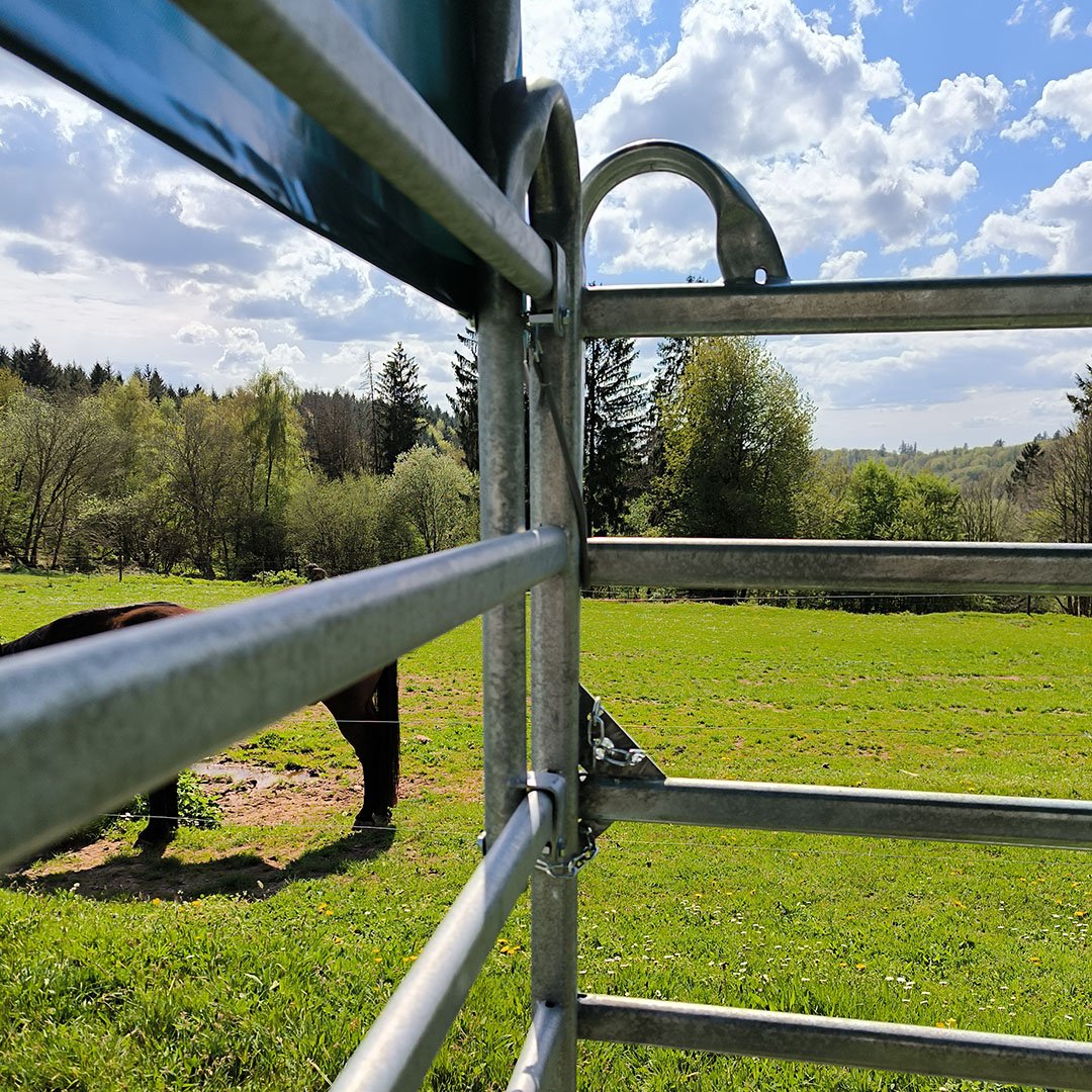 Fixation de la bâche de toit à l’arrière Abri de prairie mobile et démontable pour chevaux de grande taille ou matériel. Dimension 4mx3m60 Réalisé en acier galvanisé à chaud