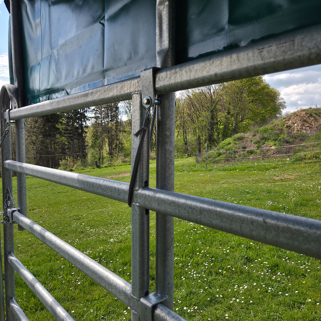 Abri de prairie mobile et démontable pour chevaux de grande taille ou matériel. Dimension 4mx3m60 Réalisé en acier galvanisé à chaud