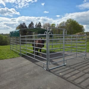 Abri de prairie mobile et démontable avec paddock et porte, pour chevaux de grande taille ou matériel. Dimension 4mx7m20. Réalisé en acier galvanisé à chaud