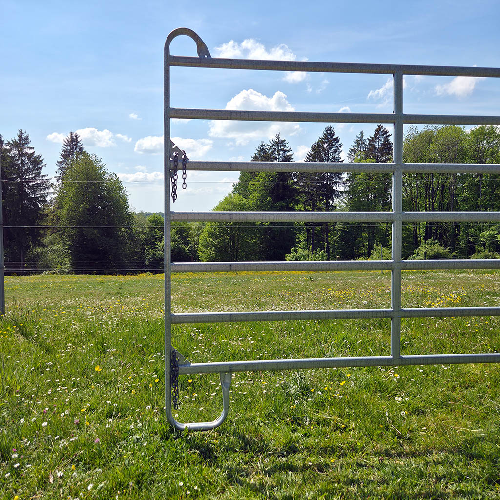 Barrière Panel Texas bovin et équin de 3m60 x 1m80 de haut. Mobile et déplaçable, fixation par chainettes. Réalisé en acier galvanisé à chaud. Tube ovale de 50x30x1.5 mm