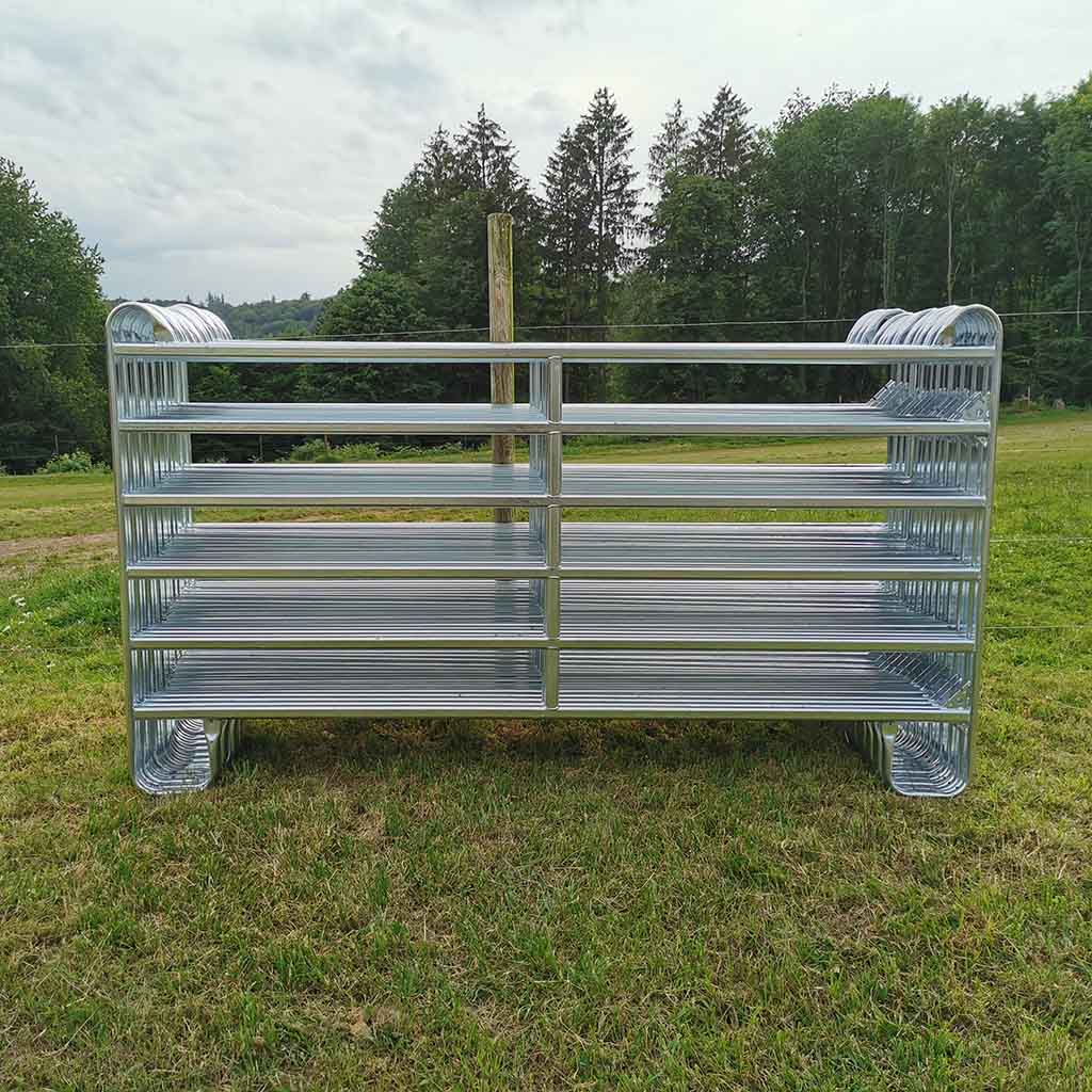 Parc de contention équins ou bovins composé de 18 barrières de 3m x 1m60 de haut. Réalisé en acier galvanisé à chaud. Tube ovale de 50x30x1,5mm Chainettes et manilles de fixation comprises