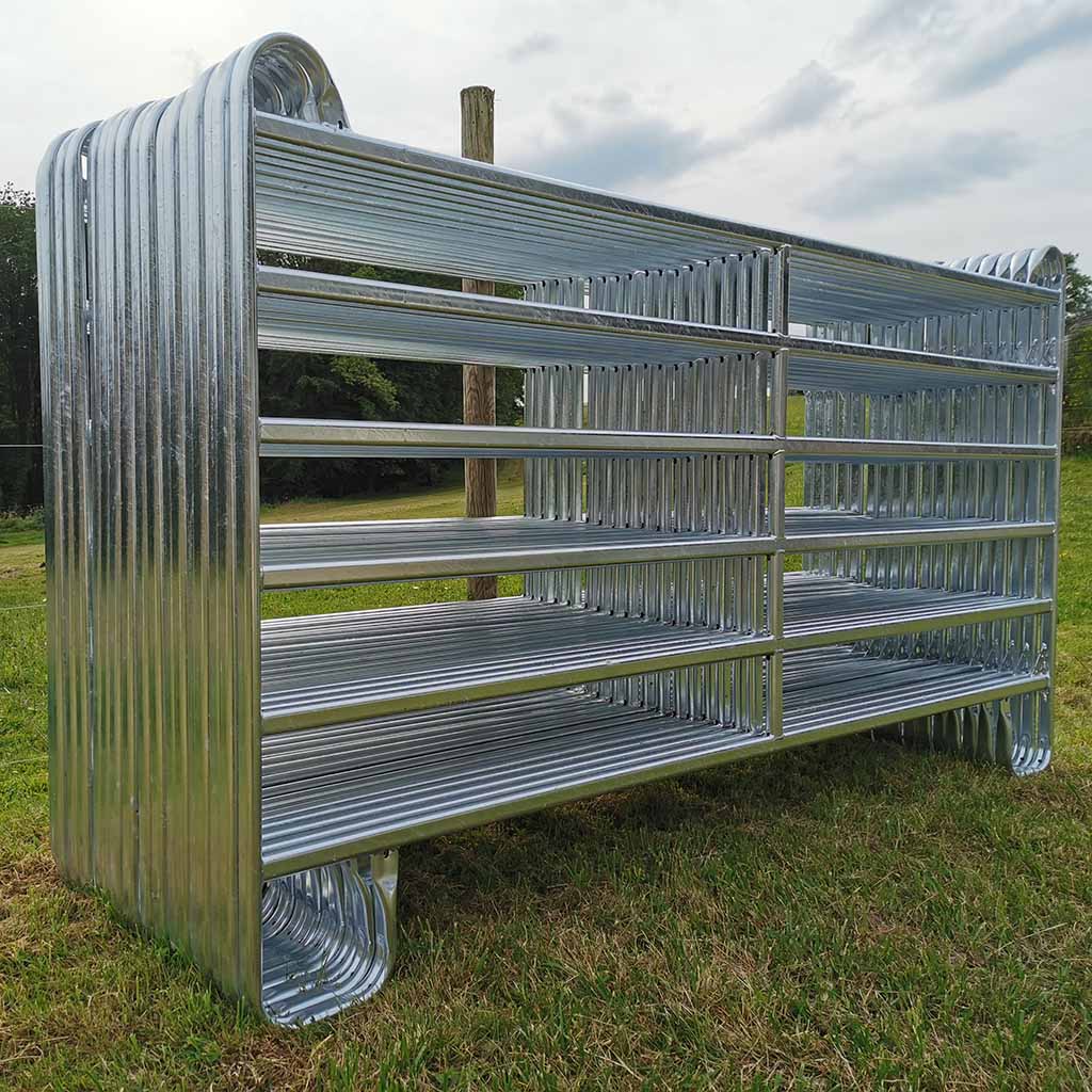 Parc de contention équins ou bovins composé de 18 barrières de 3m x 1m60 de haut. Réalisé en acier galvanisé à chaud. Tube ovale de 50x30x1,5mm Chainettes et manilles de fixation comprises