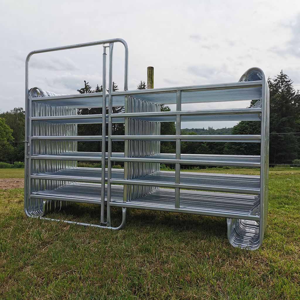 Parc de contention équins ou bovins composé de 19 barrières de 3m x 1m60 de haut ainsi que d’une barrière avec porte. Réalisé en acier galvanisé à chaud. Tube ovale de 50x30x1,5mm Chainettes et manilles de fixation comprises.
