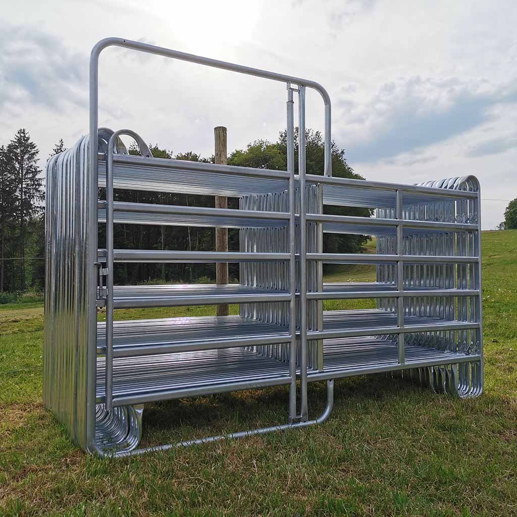 Parc de contention équins ou bovins composé de 19 barrières de 3m x 1m60 de haut ainsi que d’une barrière avec porte. Réalisé en acier galvanisé à chaud. Tube ovale de 50x30x1,5mm Chainettes et manilles de fixation comprises.