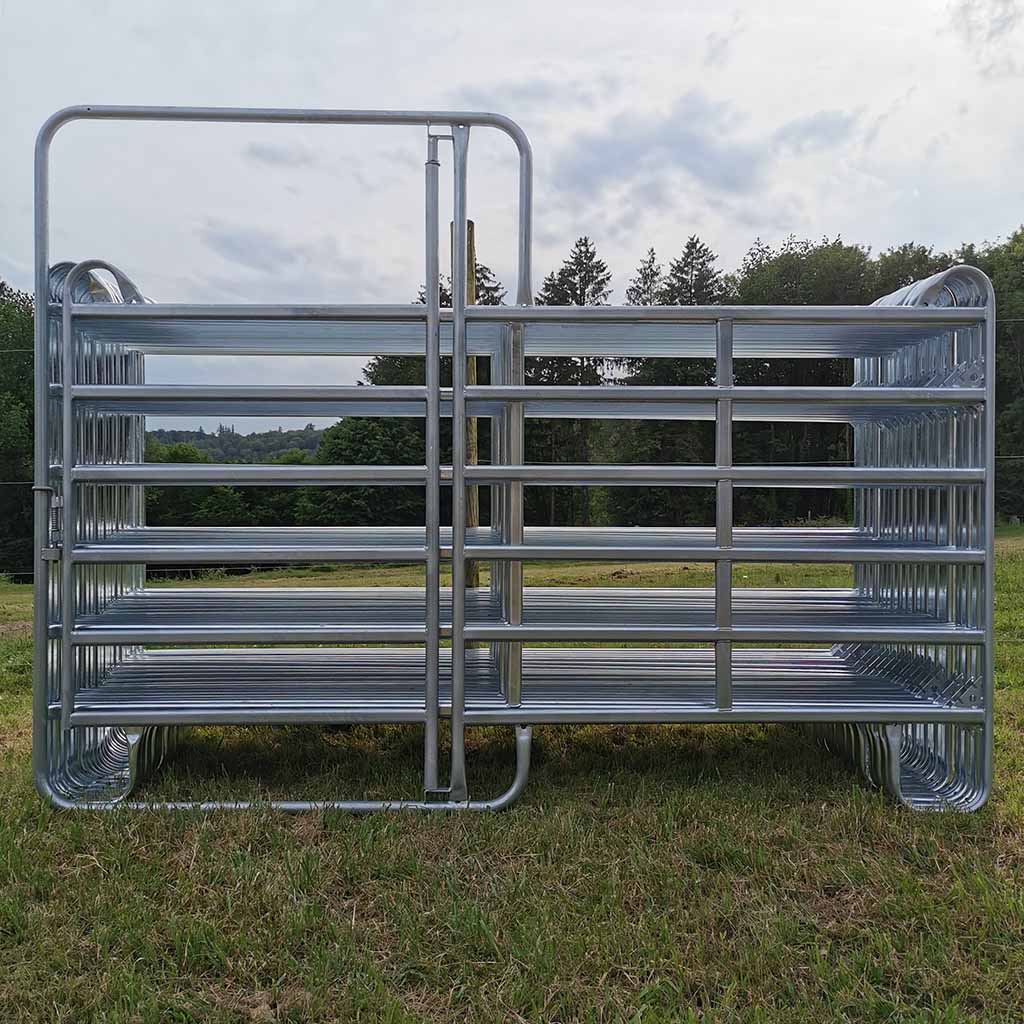 Parc de contention équins ou bovins composé de 19 barrières de 3m x 1m60 de haut ainsi que d’une barrière avec porte. Réalisé en acier galvanisé à chaud. Tube ovale de 50x30x1,5mm Chainettes et manilles de fixation comprises.