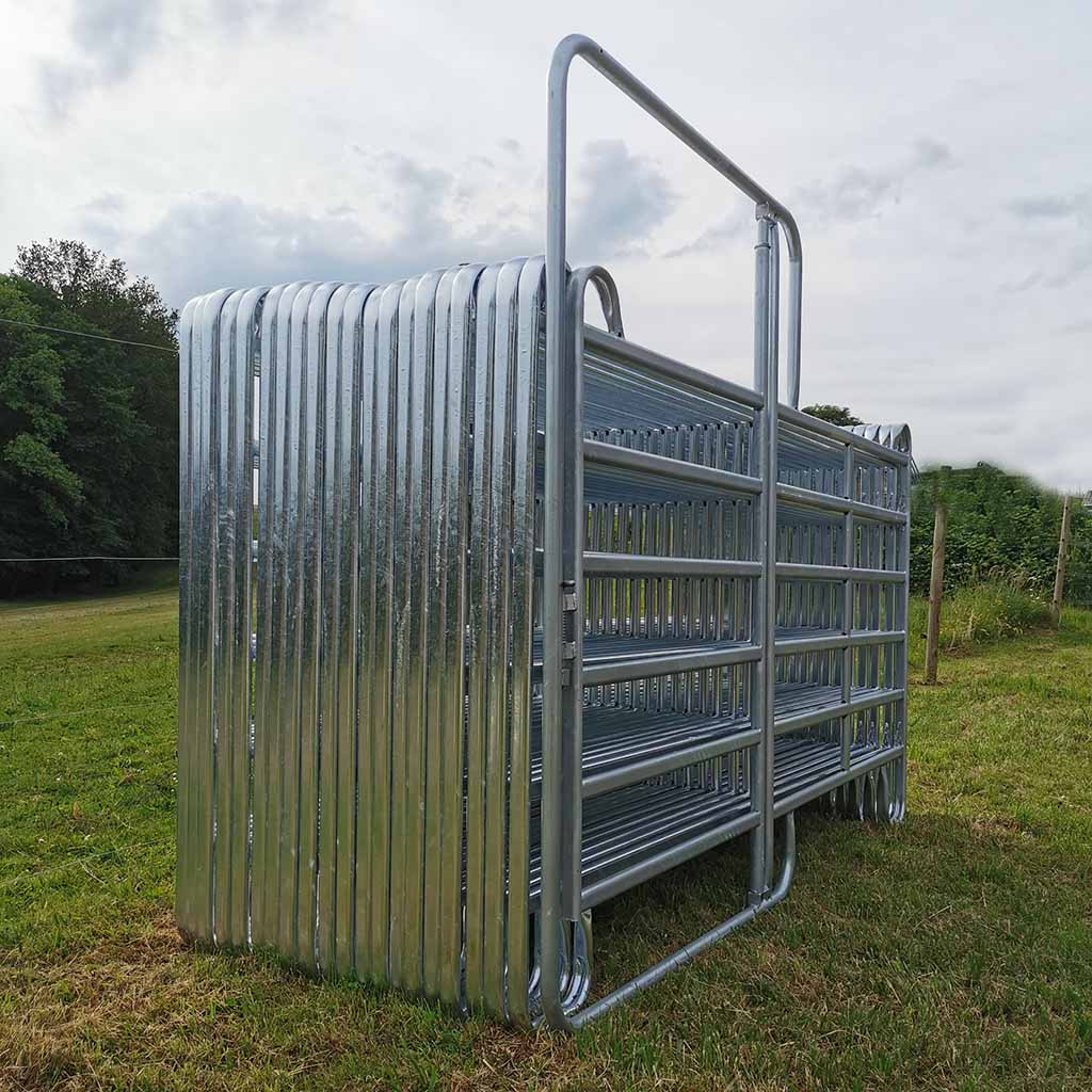 Parc de contention équins ou bovins composé de 19 barrières de 3m x 1m60 de haut ainsi que d’une barrière avec porte. Réalisé en acier galvanisé à chaud. Tube ovale de 50x30x1,5mm Chainettes et manilles de fixation comprises.