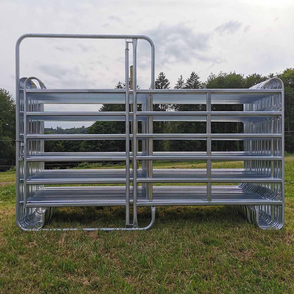 Parc de contention équins ou bovins composé de 19 barrières de 3m x 1m60 de haut ainsi que d’une barrière avec porte. Réalisé en acier galvanisé à chaud. Tube ovale de 50x30x1,5mm Chainettes et manilles de fixation comprises.