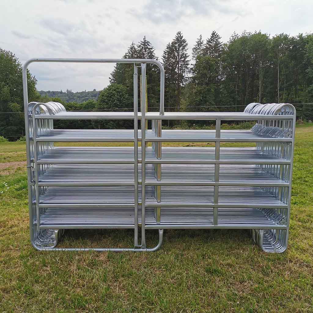 Parc de contention équins ou bovins composé de 19 barrières de 3m x 1m60 de haut ainsi que d’une barrière avec porte. Réalisé en acier galvanisé à chaud. Tube ovale de 50x30x1,5mm Chainettes et manilles de fixation comprises.