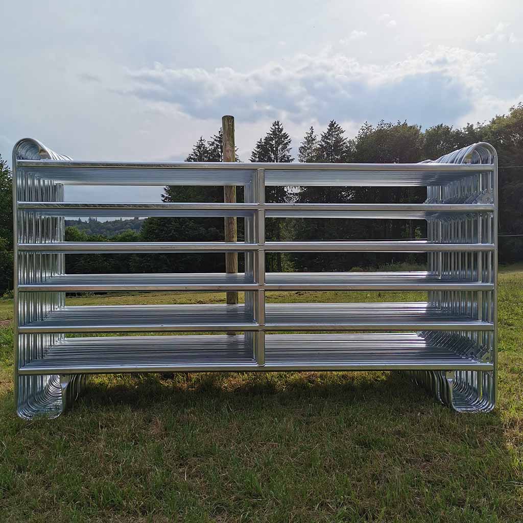 Parc de contention équins ou bovins composé de 20 barrières de 3m x 1m60 de haut. Réalisé en acier galvanisé à chaud. Tube ovale de 50x30x1,5mm Chainettes et manilles de fixation comprises