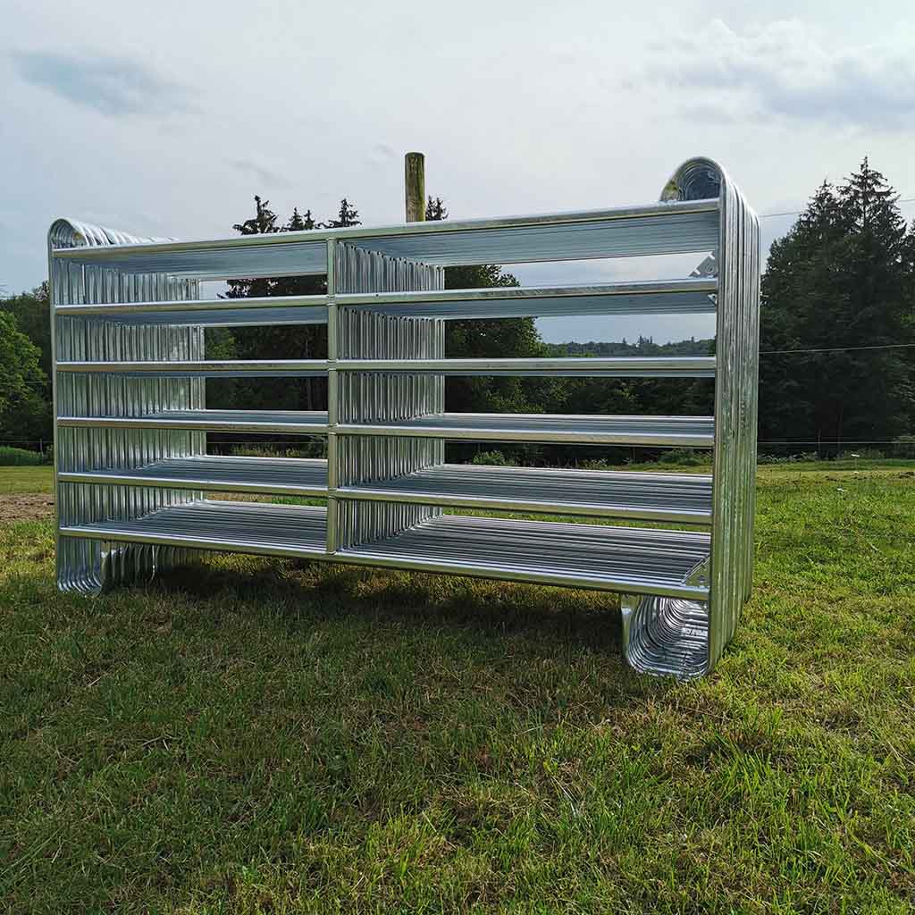 Parc de contention équins ou bovins composé de 20 barrières de 3m x 1m60 de haut. Réalisé en acier galvanisé à chaud. Tube ovale de 50x30x1,5mm Chainettes et manilles de fixation comprises