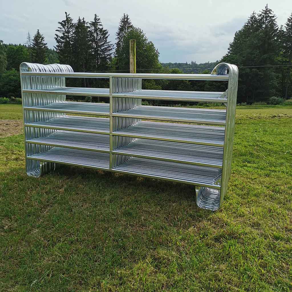 Parc de contention équins ou bovins composé de 20 barrières de 3m x 1m60 de haut. Réalisé en acier galvanisé à chaud. Tube ovale de 50x30x1,5mm Chainettes et manilles de fixation comprises