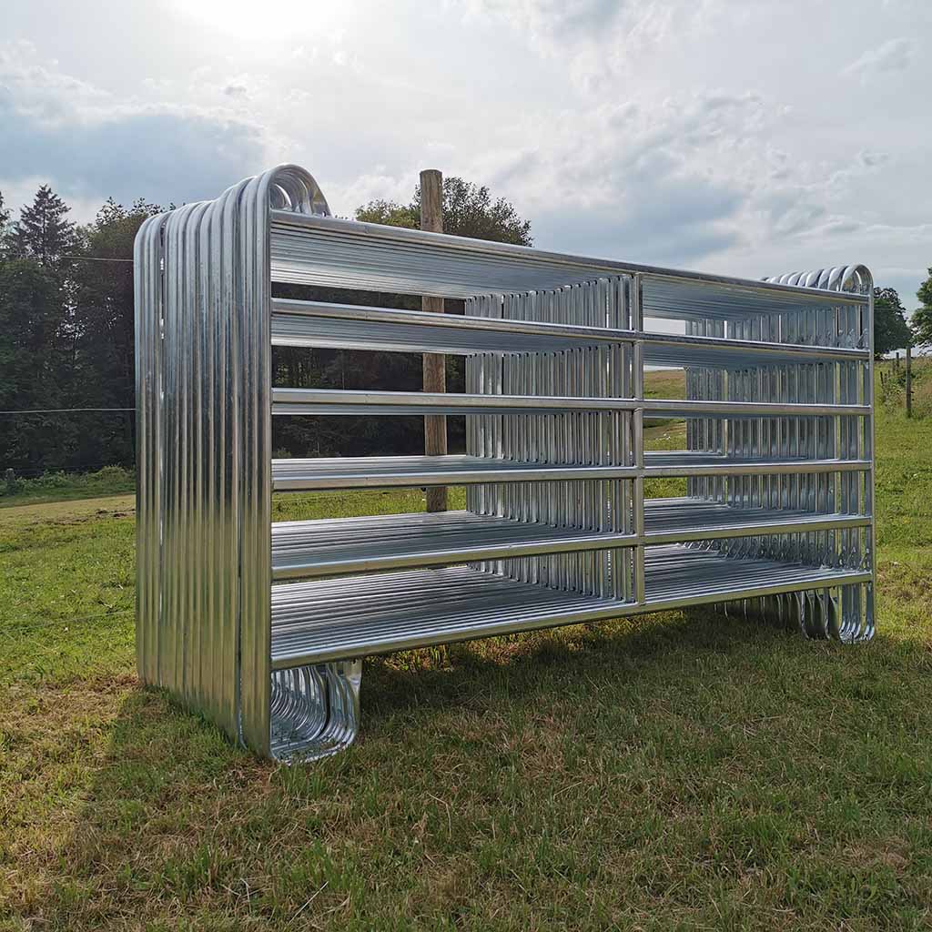 Parc de contention équins ou bovins composé de 20 barrières de 3m x 1m60 de haut. Réalisé en acier galvanisé à chaud. Tube ovale de 50x30x1,5mm Chainettes et manilles de fixation comprises