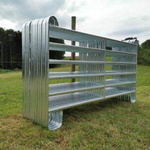 Parc de contention équins ou bovins composé de 13 barrières de 3m x 1m60 de haut ainsi que d’une barrière avec porte. Réalisé en acier galvanisé à chaud. Tube ovale de 50x30x1,5mm Chainettes et manilles de fixation comprises