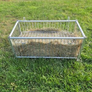 Râtelier mangeoire anti-gaspillage Slow Feeding galvanisé à chaud conçu pour ralentir l'ingestion du foin tout en limitant les pertes. Grâce à son couvercle coulissant et à ses barreaux espacés de 5,5 cm, le cheval mange plus lentement, n'enfonce plus la tête dans le foin et inhale moins de poussières. Une solution simple et robuste pour améliorer le confort du cheval et réduire le gaspillage.